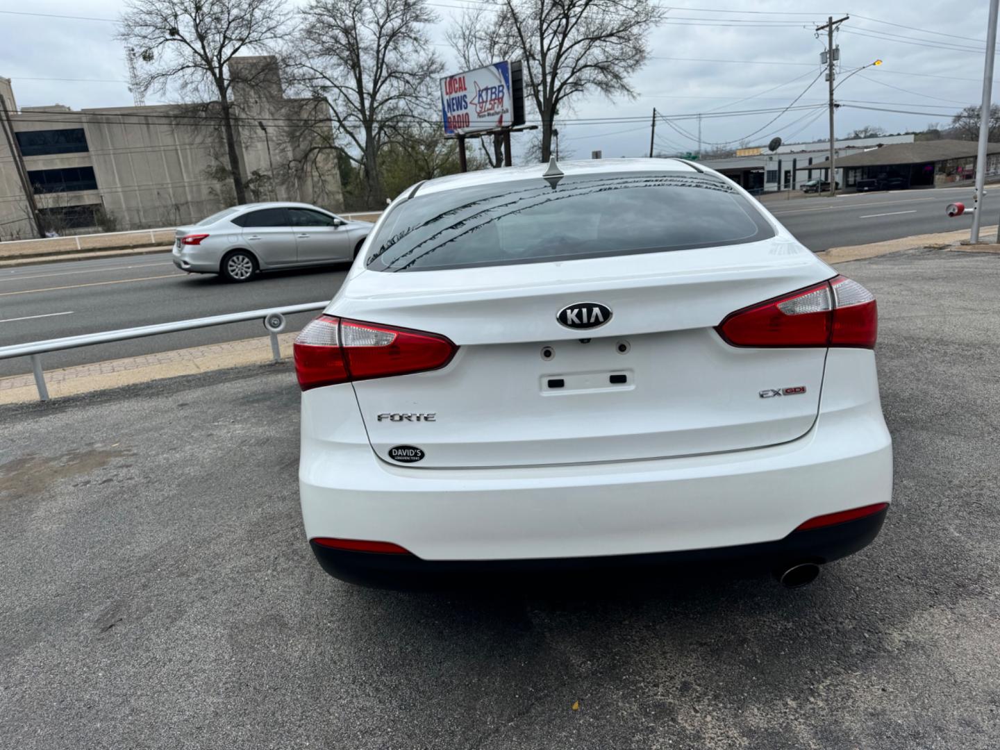 2014 WHITE Kia Forte EX (KNAFX4A83E5) with an 2.0L L4 DOHC 16V engine, 6-Speed Automatic transmission, located at 307 West Marshall Avenue, Longview, TX, 75601, (903) 753-3091, 32.500828, -94.742577 - Photo#6